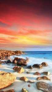 海岸礁石壮阔的海岸线和岩石融为一体，在霞光的映衬下显得格外美丽。©壹刻传媒·123RF